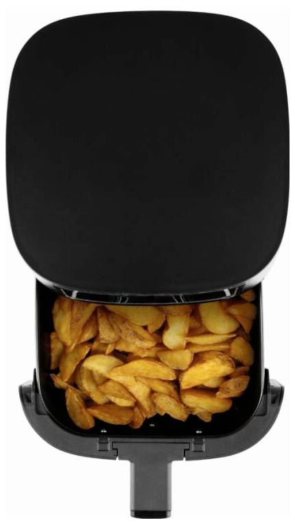 Ein Heißluftfryer-Korb gefüllt mit goldenen, knusprigen Kartoffelecken auf weißem Hintergrund.