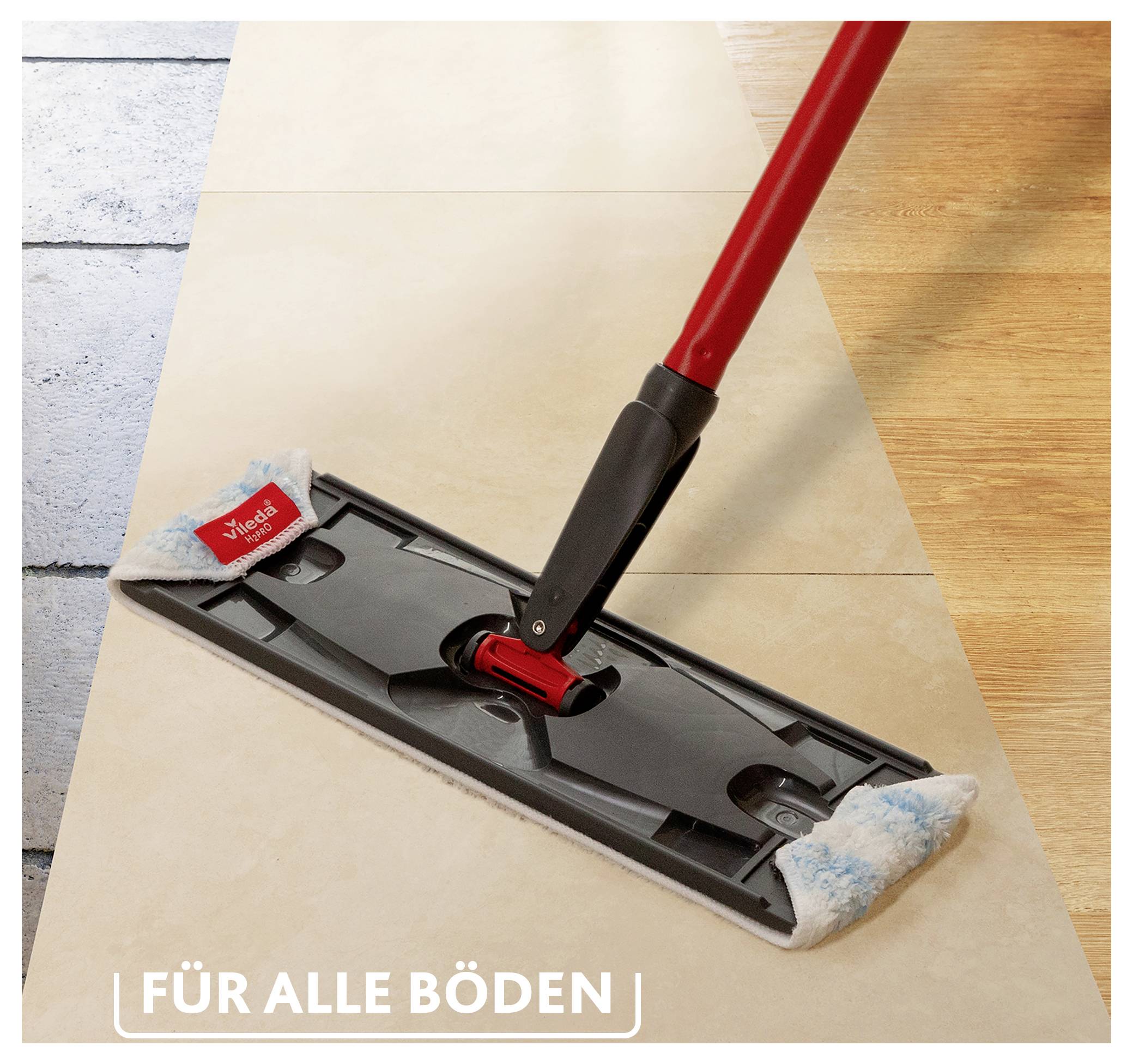 Ein Mopp mit einem roten Griff und Mikrofasertüchern, der einen gefliesten Boden reinigt. Der Text lautet: Für alle Böden (Für alle Böden).