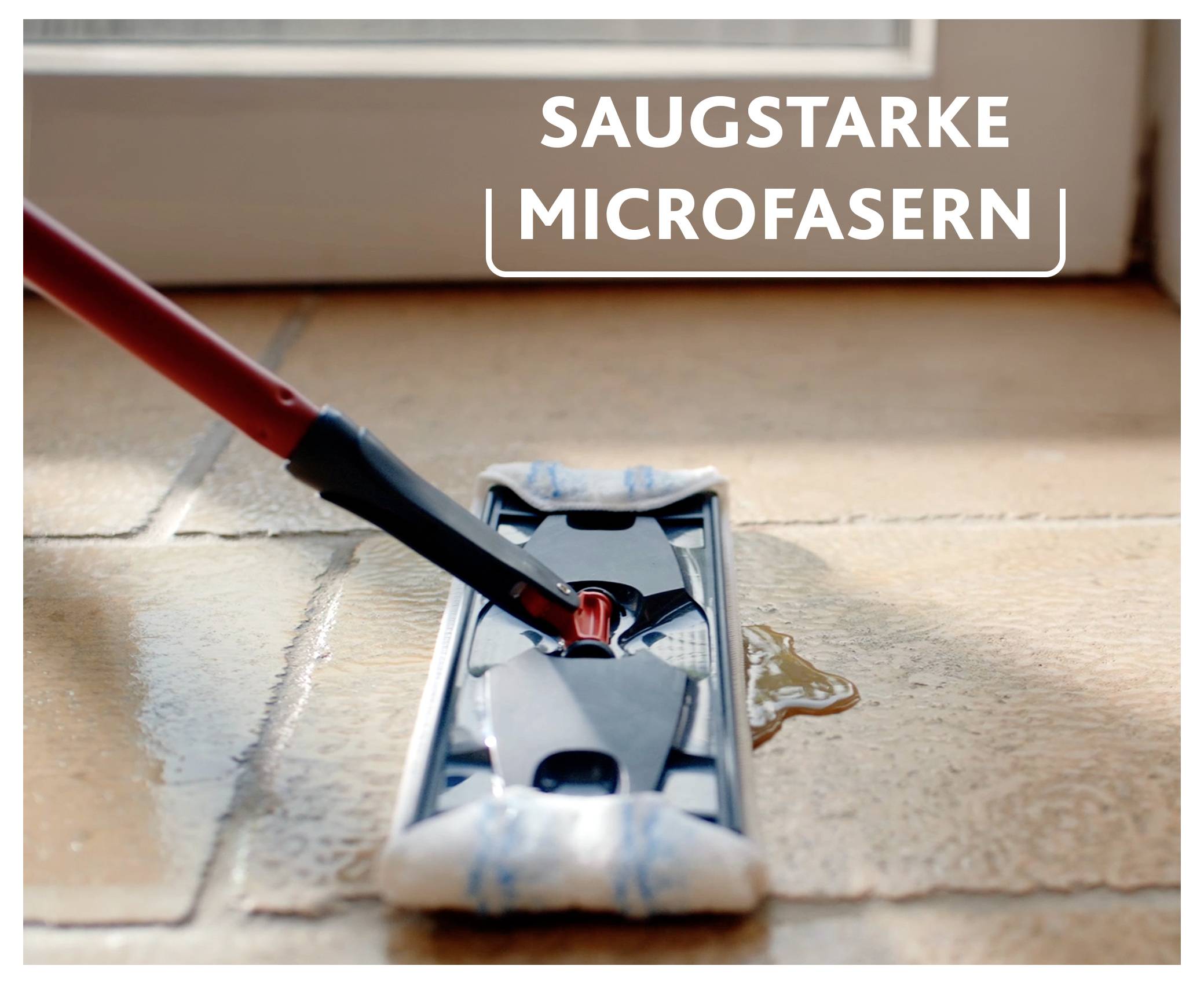 Ein Mopp mit Mikrofasertüchern reinigt einen Fliesenboden mit einer kleinen Pfütze. Der Text lautet 