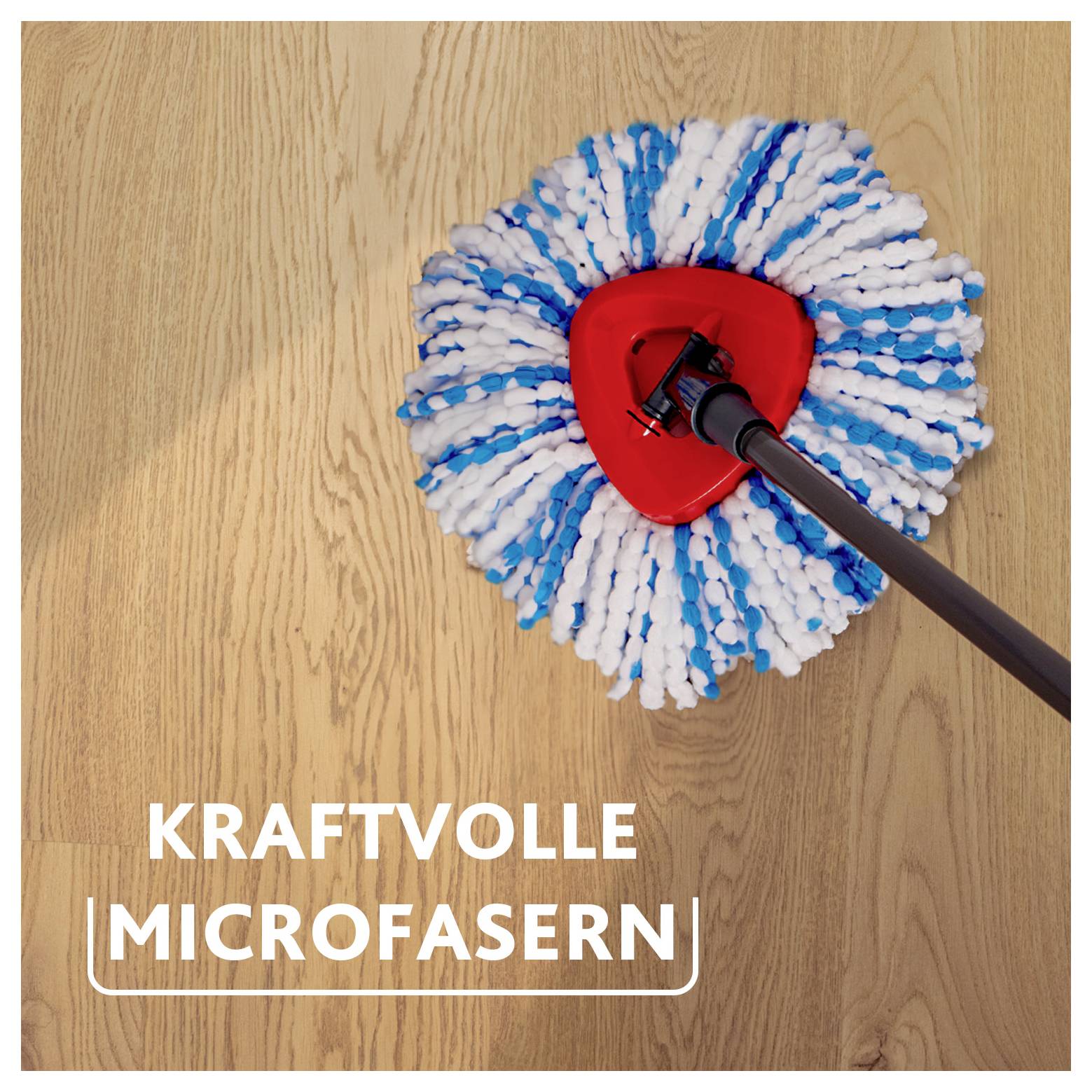 Ein Mopp mit blauen und weißen Mikrofasern auf einem Holzboden, mit dem Text „Kraftvolle Microfasern