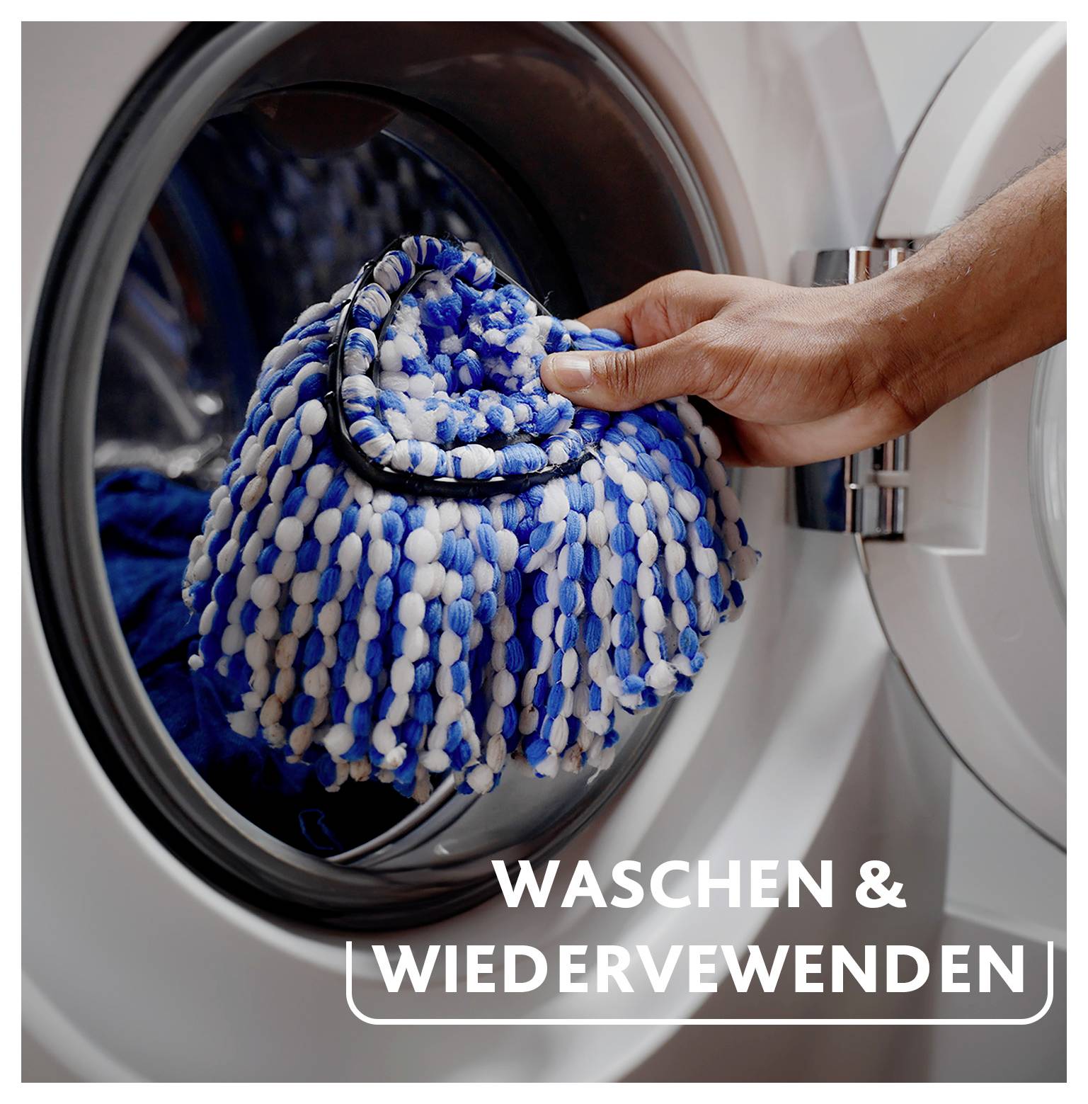 Eine Hand legt einen wiederverwendbaren Mopkopf in eine Waschmaschine. Der Text lautet „Waschen & Wiederverwenden