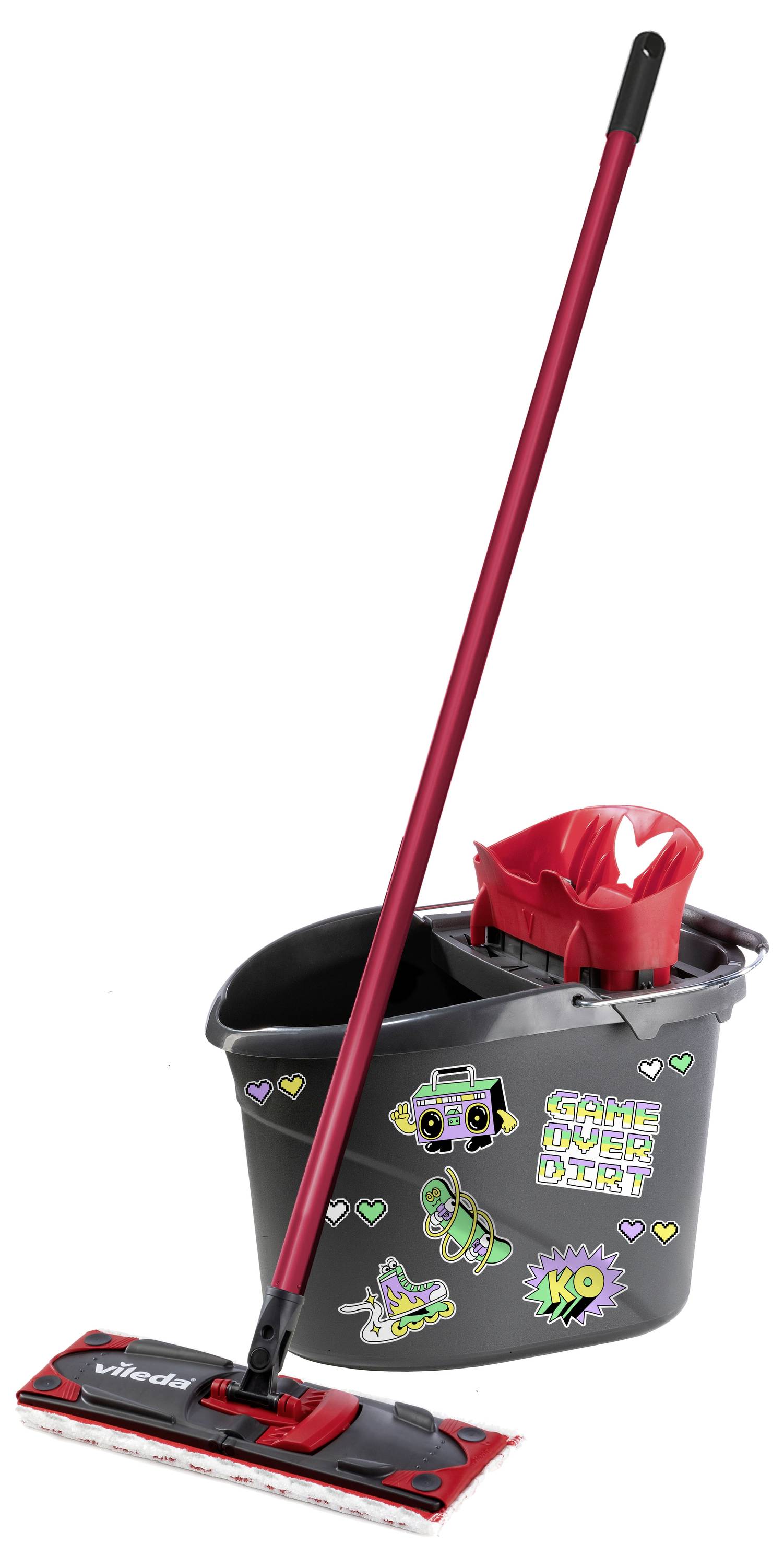 Rotes Reinigungs-Set mit Mopp und Eimer mit schwarzem Behälter und Wringer, verziert mit bunten Aufklebern, auf weißem Hintergrund.