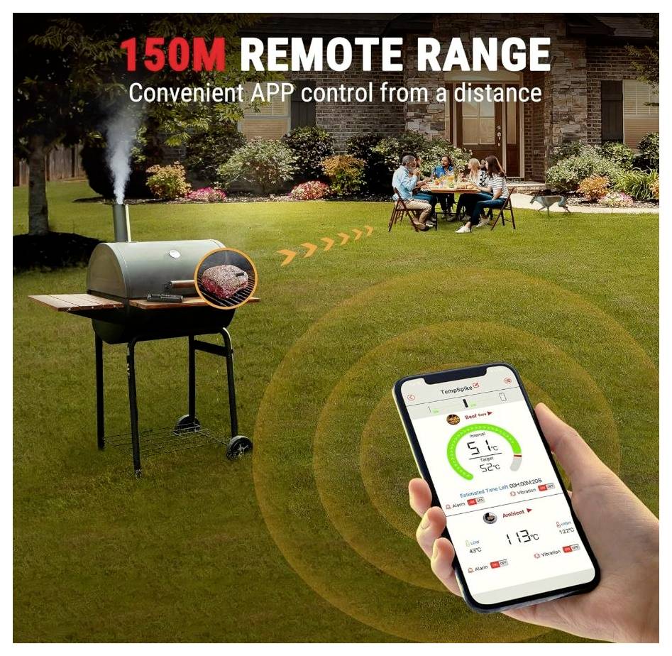 Ein Grillgerät in einer Gartenumgebung mit Menschen, die im Hintergrund speisen. Ein Smartphone zeigt eine Temperatur-App zur Fernsteuerung des Grills.
