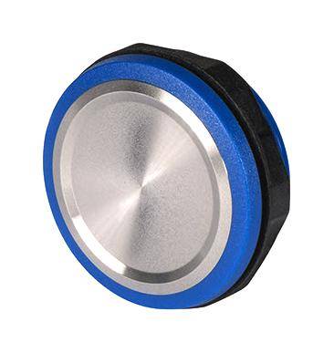 Eine metallische Drucktaste mit einem blauen Ring und schwarzer Einfassung auf weißem Hintergrund.