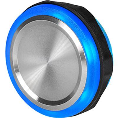 Ein runder, metallischer Druckknopf mit einem blauen LED-Licht an seiner Kante.