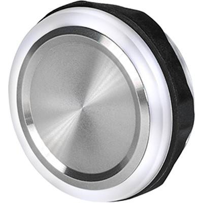 Ein runder metallischer Knopf mit einer abgeschrägten Kante und einer glatten, gebürsteten Oberfläche ist auf einer schwarzen runden Basis angebracht.