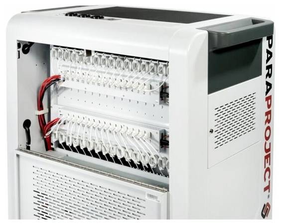 Offenes elektronisches Gestell mit mehreren Reihen von organisierten Kabeln und Steckplätzen, beschriftet mit „PARAPROJECT