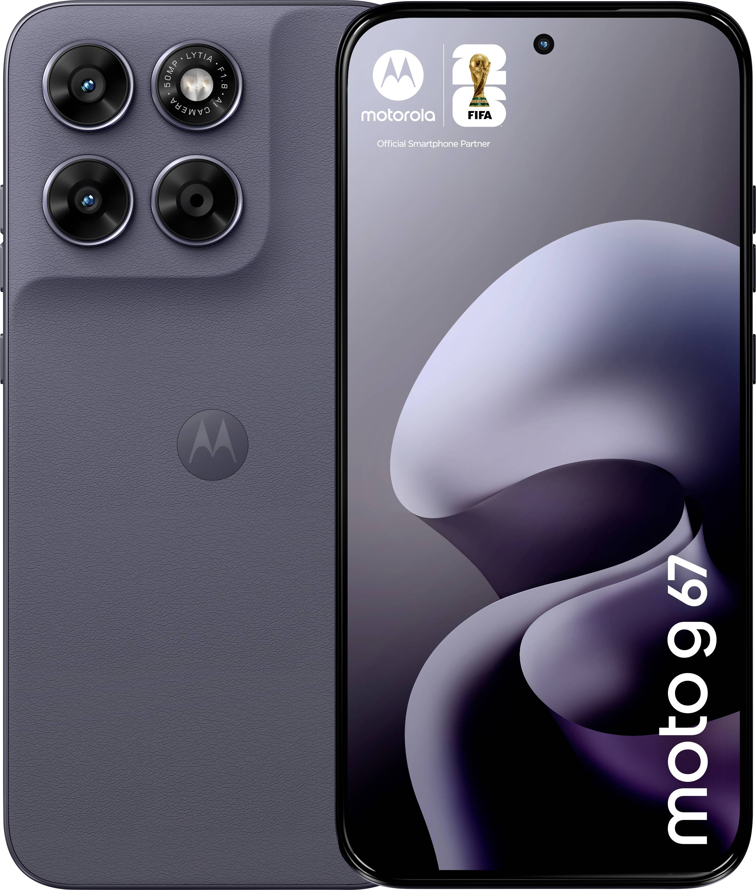 Das Bild zeigt ein Motorola Moto 9 67 Smartphone mit einem Triple-Kamera-Setup auf der Rückseite und einem Logo auf dem Bildschirm.