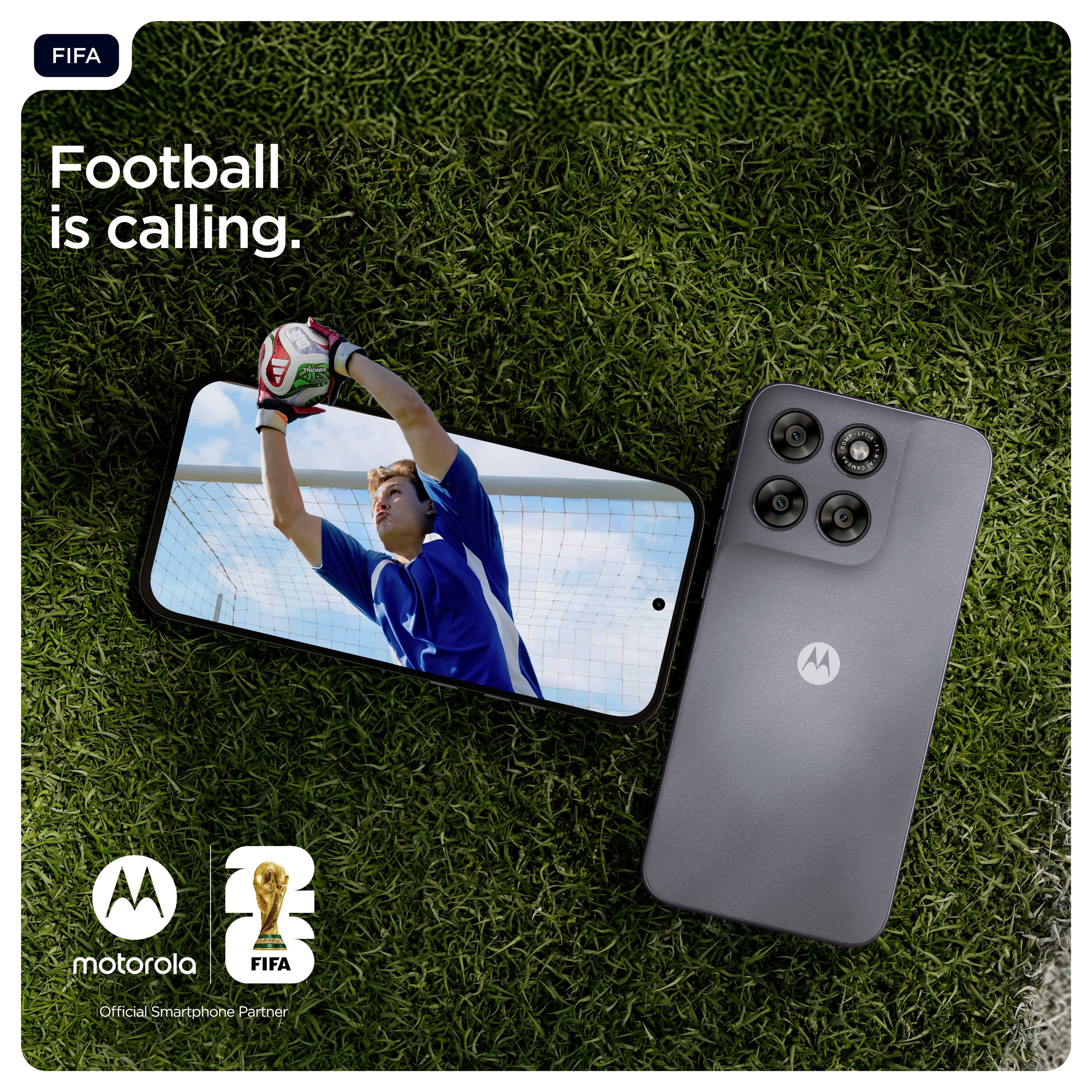 Ein Smartphone zeigt einen Torwart, der einen Schuss pariert, auf Gras platziert. Der Text lautet „Football ruft.