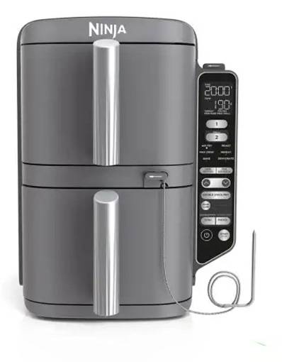 Ein grauer Dual-Basket-Heißluftfriteuse mit digitaler Anzeige und Bedienfeld auf der rechten Seite, ausgestattet mit einer Temperaturmesssonde und „Ninja