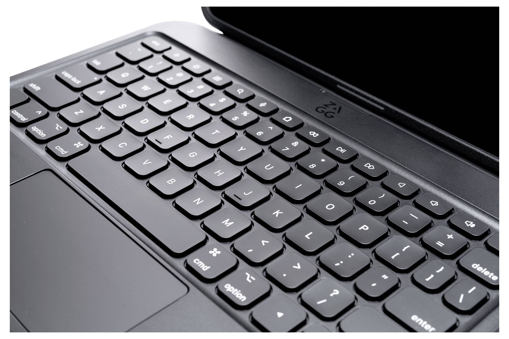 Eine Nahaufnahme einer schwarzen Laptop-Tastatur, die Buchstaben-, Zahlen- und Funktionstasten zeigt, mit einem Teil des Touchpads, das auf der linken Seite sichtbar ist.