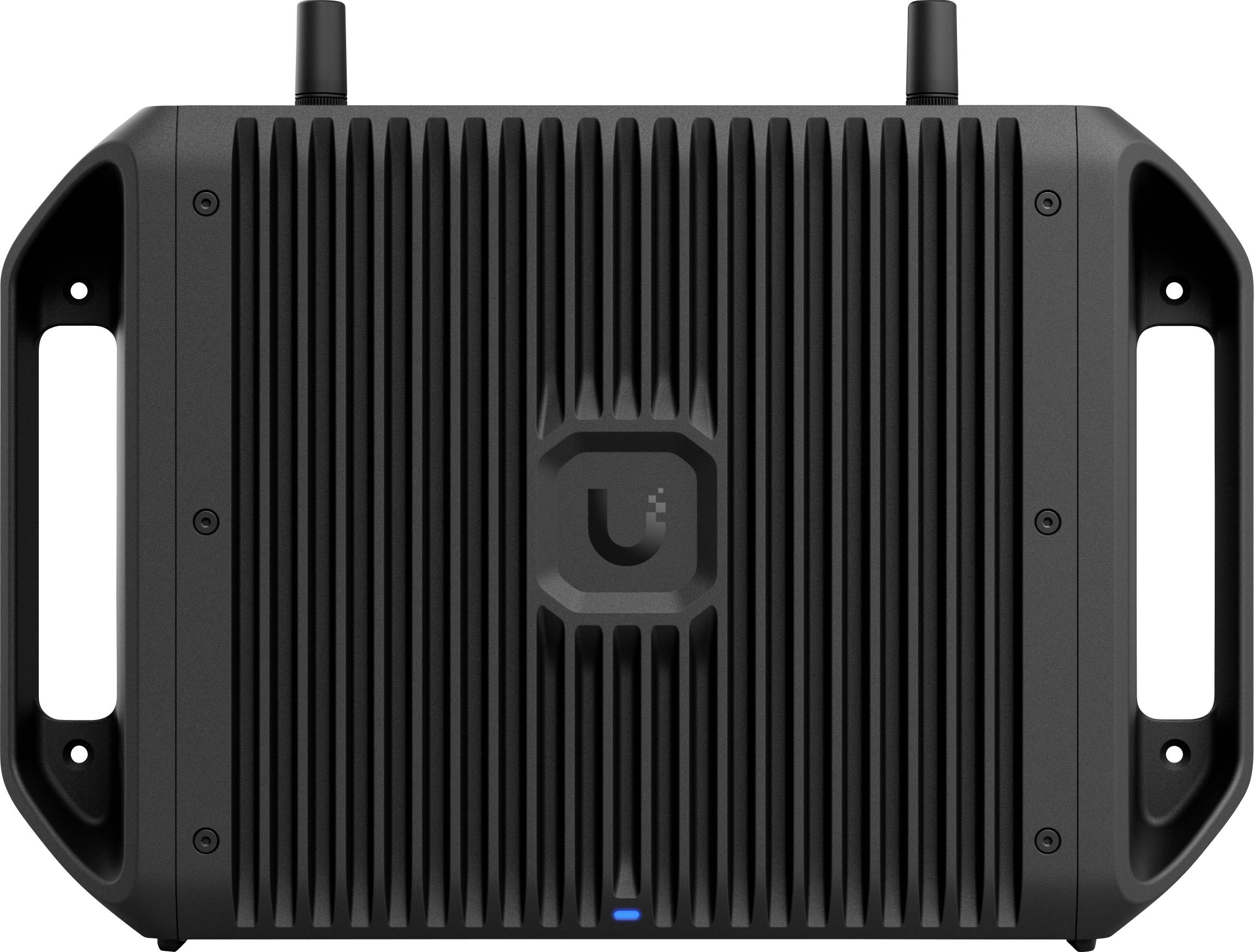 Ein schwarzer, rechteckiger kabelloses Router mit Lüftungsöffnungen, Griffen und zwei Antennen; Ubiquiti-Logo in der Mitte und ein blaues LED-Licht darunter.