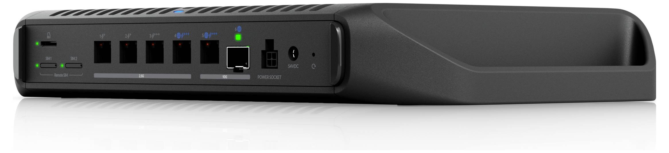 Ein schwarzer Netzwerk-Router mit mehreren Anschlüssen und Anzeigelichtern, einschließlich USB-, Ethernet- und Stromverbindungen, vor weißem Hintergrund.