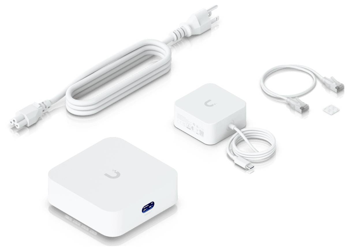 Ein kleines weißes Netzwerkgerät mit USB-Anschluss, ein weißer Stromanschluss-Adapter, Ethernet-Kabel und ein SIM-Kartenfach auf einer hellen Oberfläche.