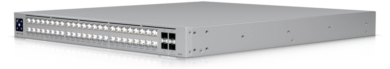 Ein silberner Netzwerk-Switch mit mehreren Ethernet-Anschlüssen auf der Frontplatte, konzipiert für die Rack-Montage in Rechenzentren.