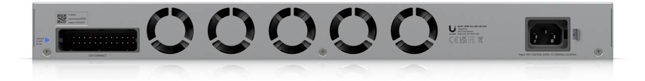 Rückansicht eines Netzwerkgeräts mit mehreren kreisförmigen Lüftungsöffnungen, einem großen Anschlussport auf der linken Seite und einer Stromeinspeisung auf der rechten Seite.