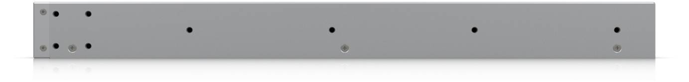 Ein langes, rechteckiges, graues Metall-Rackmontagepaneel mit mehreren gleichmäßig über seine Oberfläche verteilten kreisförmigen Löchern.