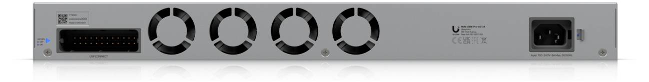 Eine Rückansicht eines Netzwerk-Switches mit drei Lüftern, einer Stromsteckdose und mehreren Anschlüssen für Kabelverbindungen.