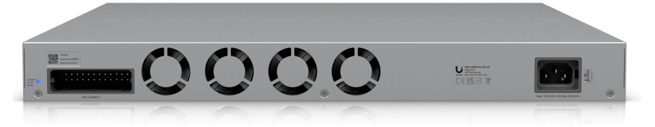 Das Bild zeigt die Rückseite eines Netzwerk-Switches mit vier Kühlungslüftern, einer Stromeinspeisung und mehreren Ethernet-Ports.