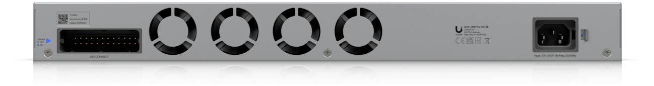 Rückansicht eines Netzwerkgeräts mit Stromstecker, Kühlventilatoren und verschiedenen Ein-/Ausgabeanschlüssen auf einem grauen Bedienfeld.