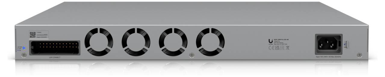 Ein silbernes elektronisches Gerät mit mehreren Lüftungsschlitzen, einem Stromabgang und verschiedenen Verbindungsanschlüssen auf der Rückseite.