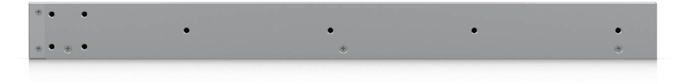 Eine graue, rechteckige Metallmontageklammer mit einer Reihe von kleinen Löchern, die gleichmäßig über die gesamte Länge verteilt sind, vor einem weißen Hintergrund.