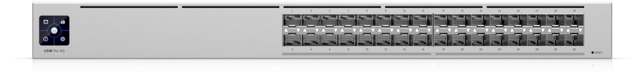 Ein silbernes elektronisches Gerät mit mehreren identischen Anschlüssen auf der Frontplatte und einem kleinen Anzeigebildschirm auf der linken Seite.