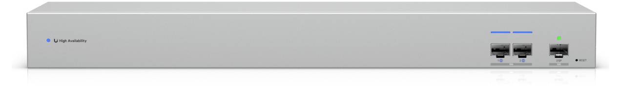Ein silbernes Netzwerkgerät mit Cisco-Logo, zwei als „Internet