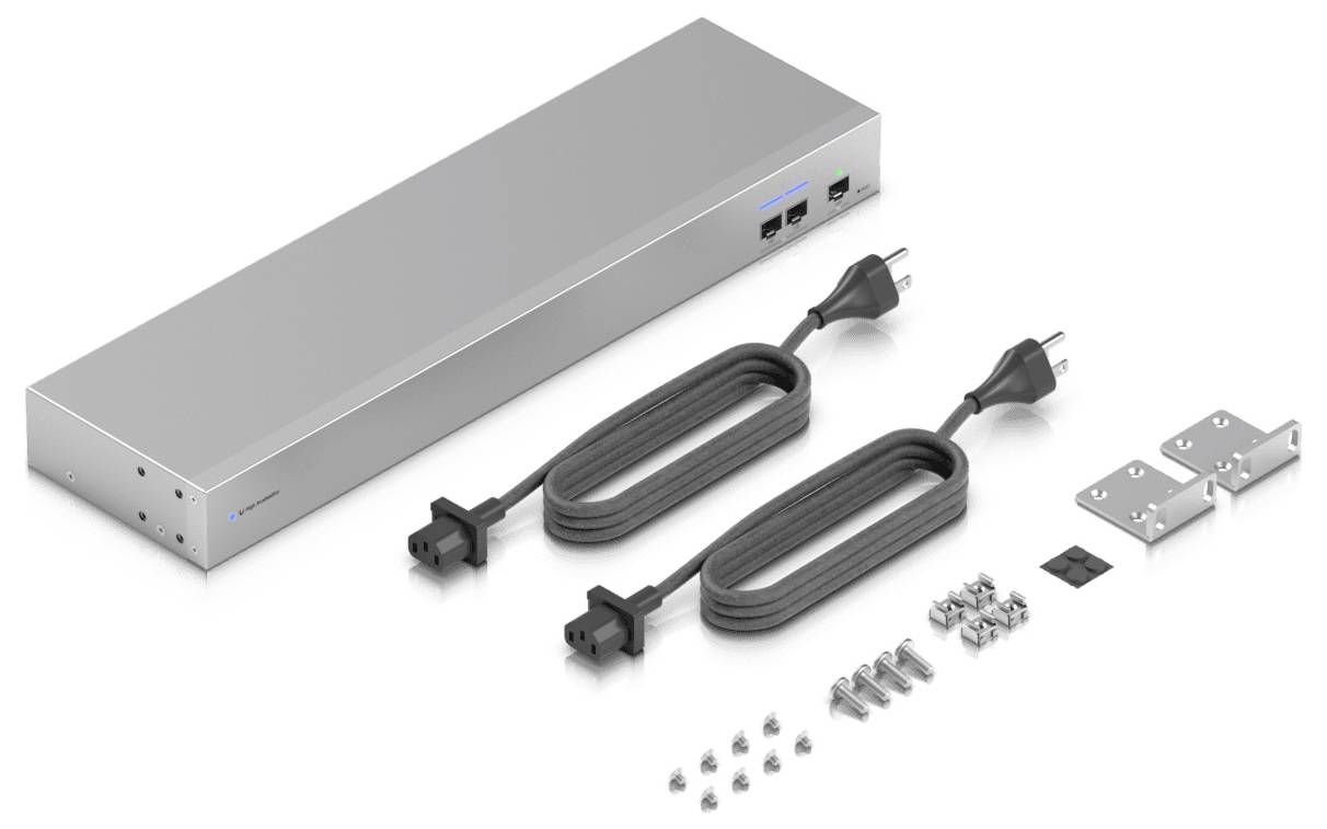 Eine Rack-Mount-Steckdosenleiste mit zwei Kabeln, Montagebügeln, Schrauben und anderem Zubehör.
