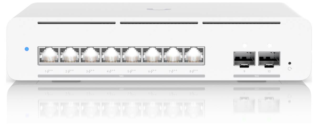 Ein weißer Netzwerk-Switch mit acht Ethernet-Anschlüssen und zwei zusätzlichen Anschlüssen auf der rechten Seite, alle auf einer reflektierenden Oberfläche.