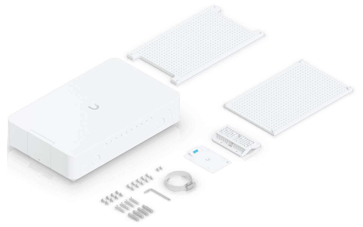 Ein weißer Netzwerk-Switch mit Befestigungsplatten, Schrauben, Klemmen, RJ45-Anschlüssen und einem Netzteil auf weißem Hintergrund.