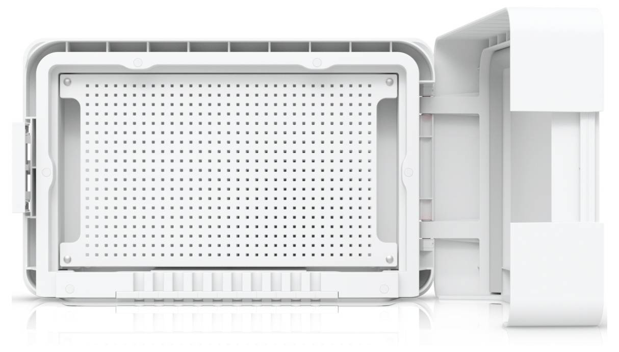 Ein weißes, rechteckiges elektronisches Gerätegehäuse mit perforierter Basis und einer offenen Seitenklappe.