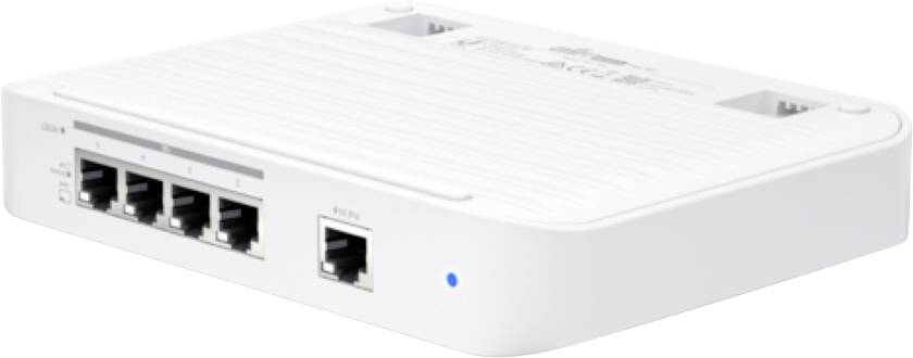 Ein weißer Netzwerk-Switch mit vier Ethernet-Anschlüssen und einem einzelnen Stromversorgungsanschluss auf einer weißen Oberfläche.