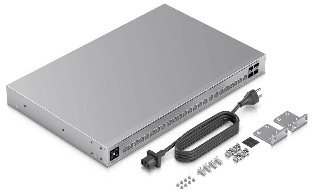 Ein silberner Netzwerk-Switch mit Anschlüssen auf der Vorderseite wird zusammen mit einem Stromkabel, Schrauben, Halterungen und Montagematerial für die Installation gezeigt.