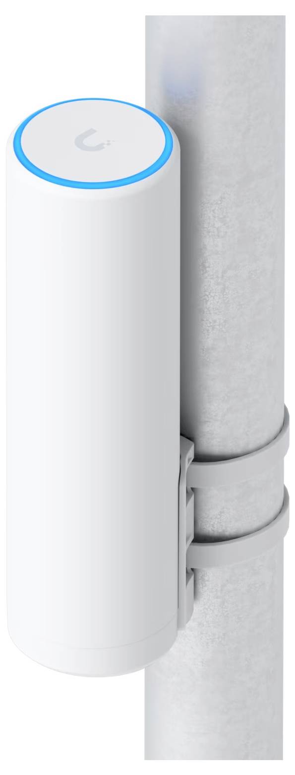 Ein weißes zylindrisches Gerät mit einem blauen Ring, das auf einem Metallpfosten montiert ist, durch graue Halterungen gesichert, vermutlich eine elektronische Außenausrüstung.