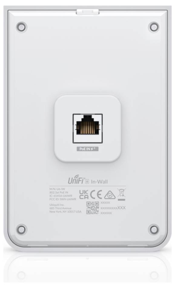 Die Rückseite eines weißen UniFi In-Wall Access Points, die einen Ethernet-Port und Produktzertifizierungsdetails zeigt.
