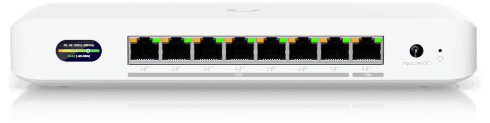 Ein weißer Netzwerk-Switch mit acht Ethernet-Anschlüssen, jeder mit Statusleuchten. Ein Statusanzeigebildschirm befindet sich auf der linken Seite.