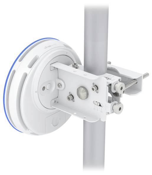 Eine im Freien montierte Funkantenne auf einem senkrechten Mast. Das runde, weiße Gerät verfügt über eine metallische Halterung und ist mit Bolzen gesichert.