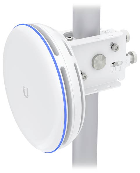 Eine weiße, kreisförmige kabellose Antenne mit blauer LED-Kante ist auf einem Mast montiert und wird für Fernbereichs-Internetkonnektivität verwendet.