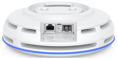 Ein weißer, kreisförmiger WLAN-Zugangspunkt mit Ethernet-Anschlüssen an der Seite, mit einer blauen LED-Anzeigeleuchte um die Basis.