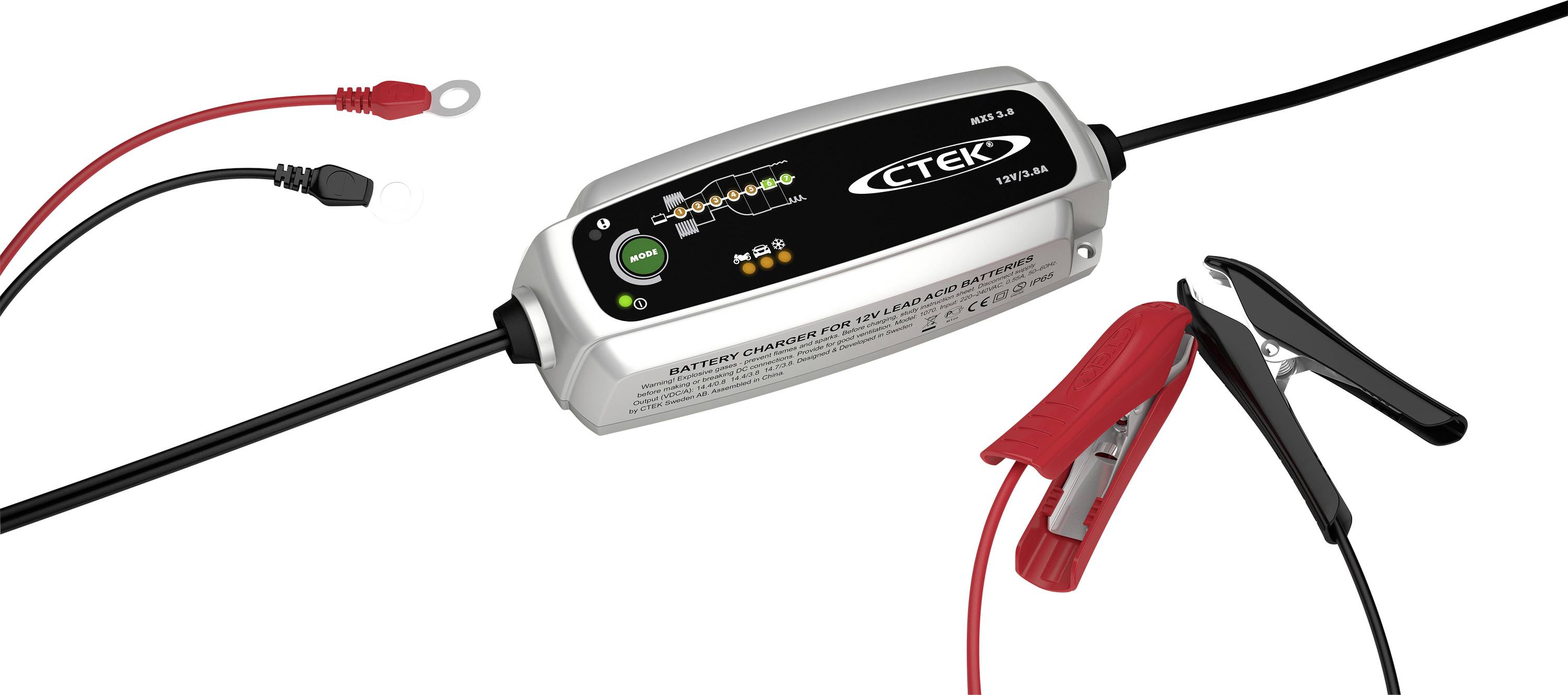 Ein CTEK-Batterieladegerät mit Kabeln und Klemmen ist an eine Stromquelle angeschlossen und zeigt Anzeigelichter für den Ladestatus und die Modi an.