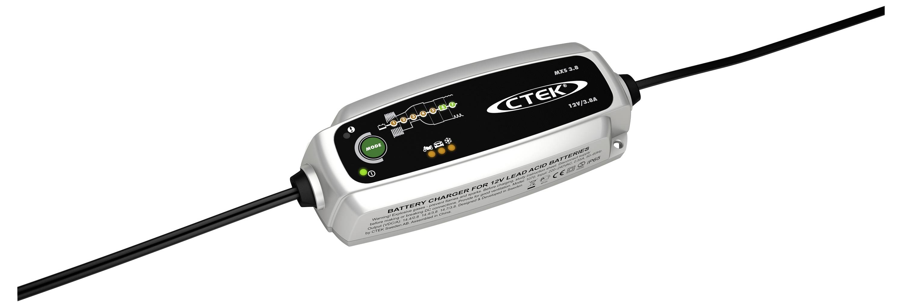 Ein rechteckiges CTEK-Batterieladegerät mit Anzeigelichtern und Tasten, das ausgewählte Lademodi und Status anzeigt.