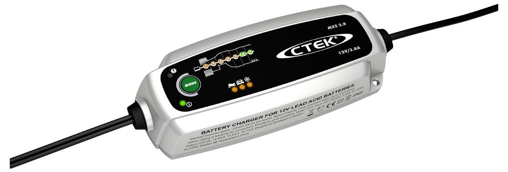 Ein silberner CTEK MXS 5.0 Batterieladegerät für 12V Bleiakkus, mit LED-Anzeigen und angeschlossenen Stromkabeln.