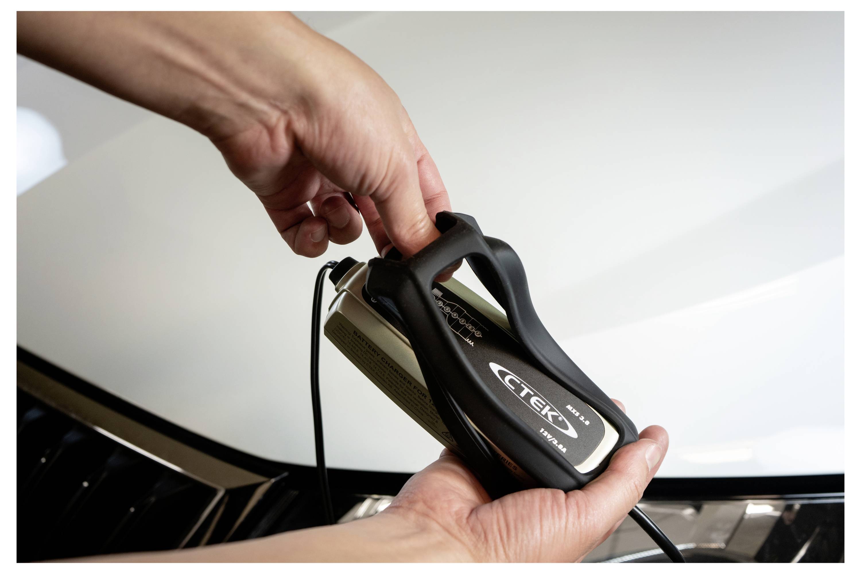 Person, die ein Autoladegerät mit 