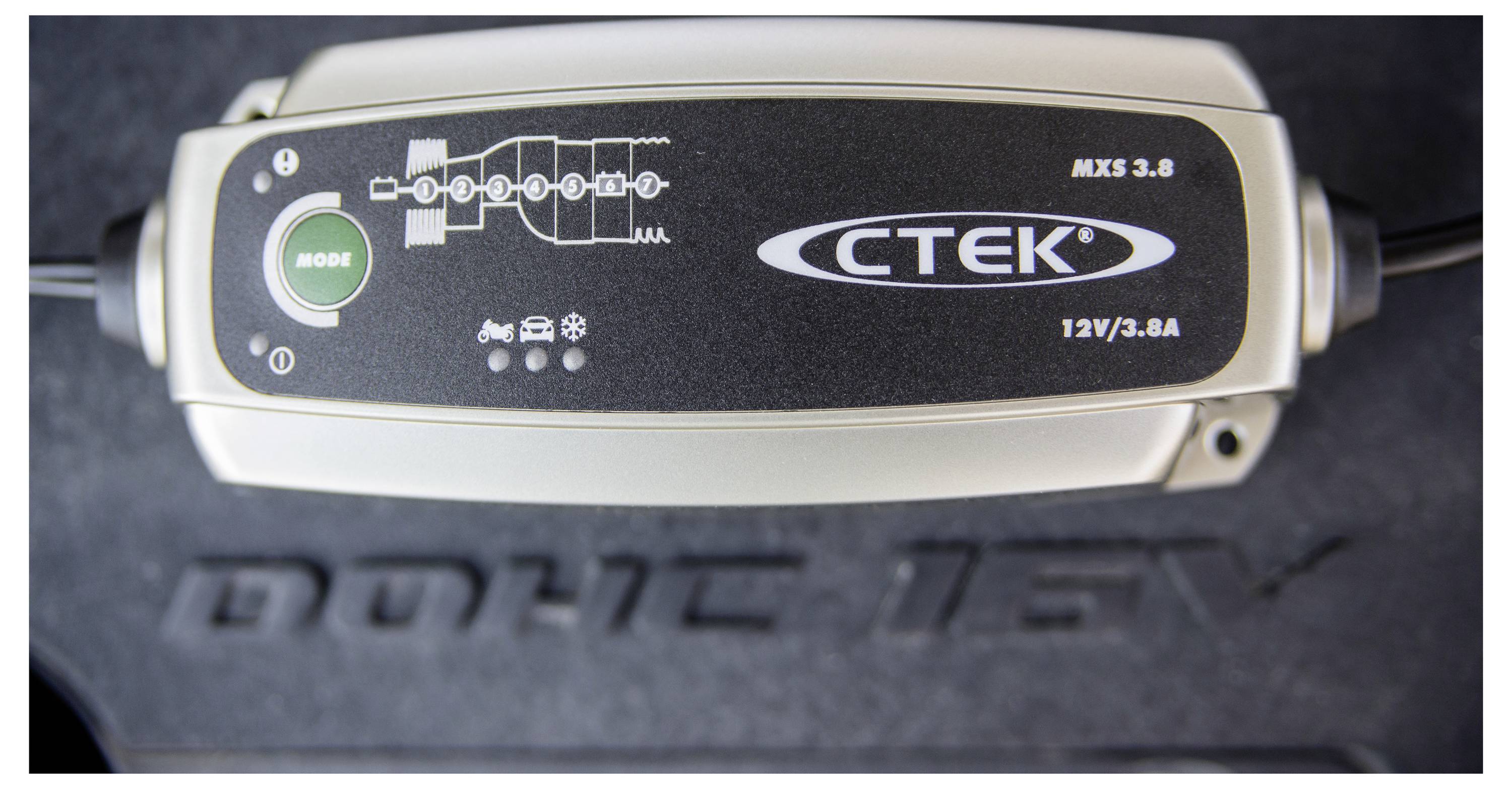 Ein Autobatterie-Ladegerät mit der Bezeichnung 