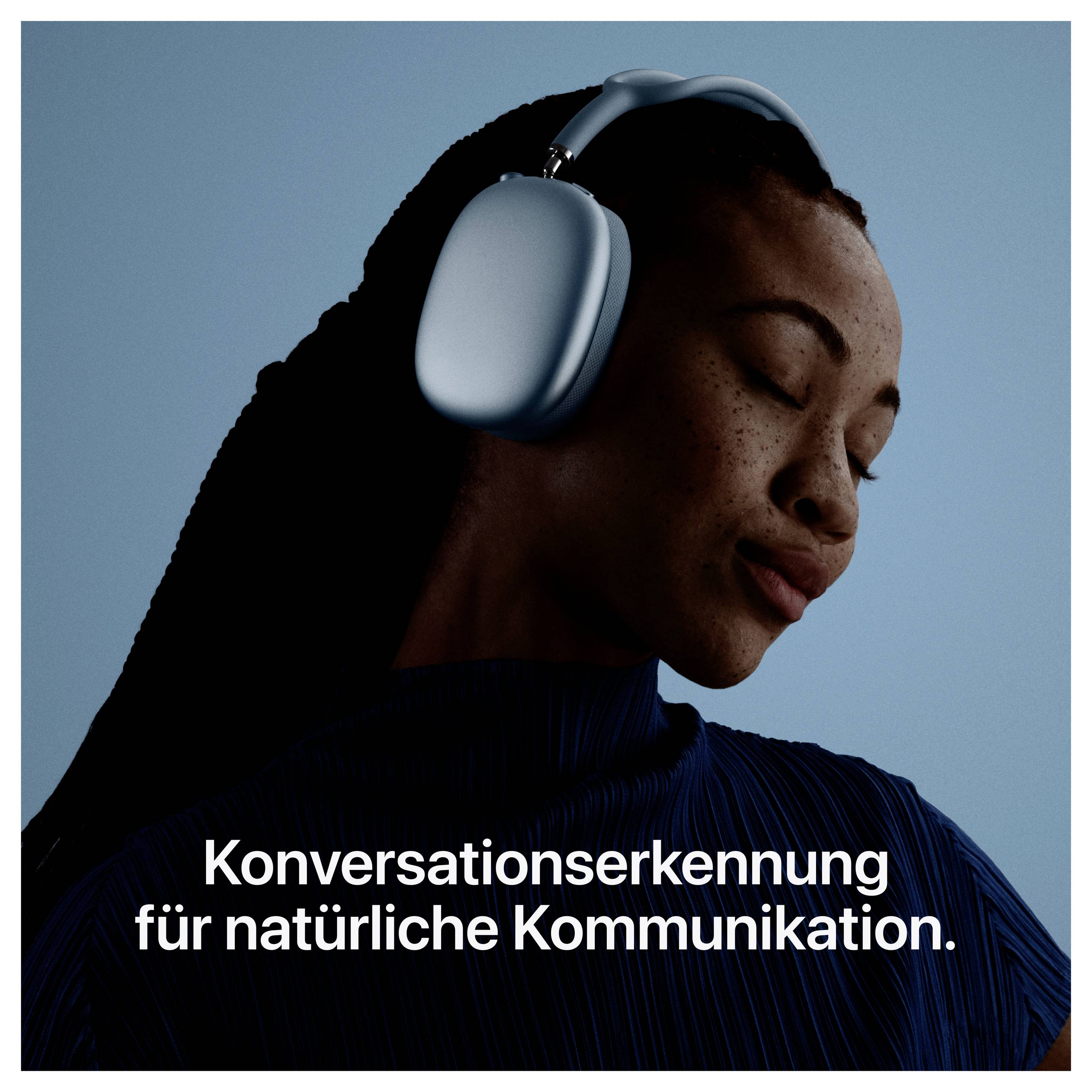 Eine Person trägt große Kopfhörer und schließt die Augen. Darunter steht: 'Konversationserkennung für natürliche Kommunikation.'