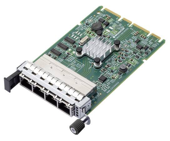 Netzwerkschnittstellenkarte mit vier Ethernet-Anschlüssen und einem Kühlkörper auf einer grünen Leiterplatte
