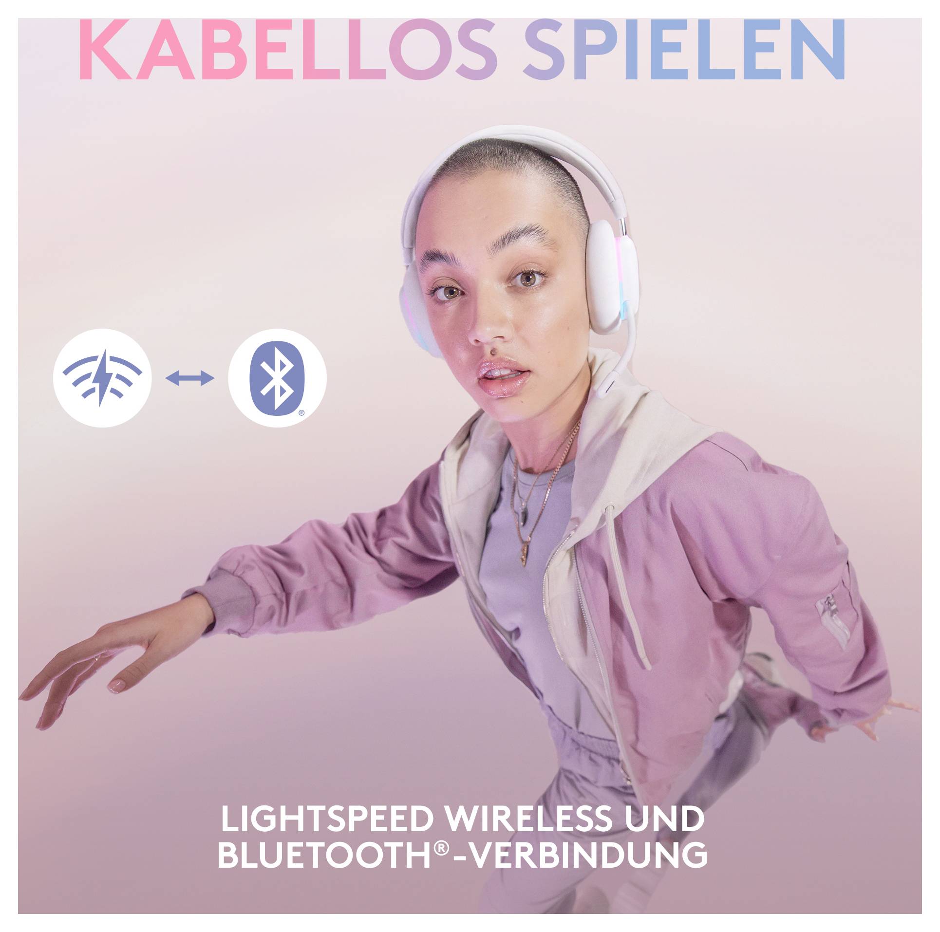 Eine Frau mit Kopfhörern posiert vor einem rosa Hintergrund mit dem Text „KABELLOS SPIELEN