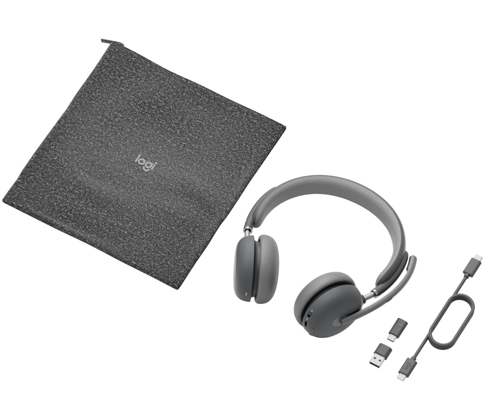 Logitech-Headset mit Ladekabel, USB-Adapter und Tragetasche auf weißem Hintergrund.