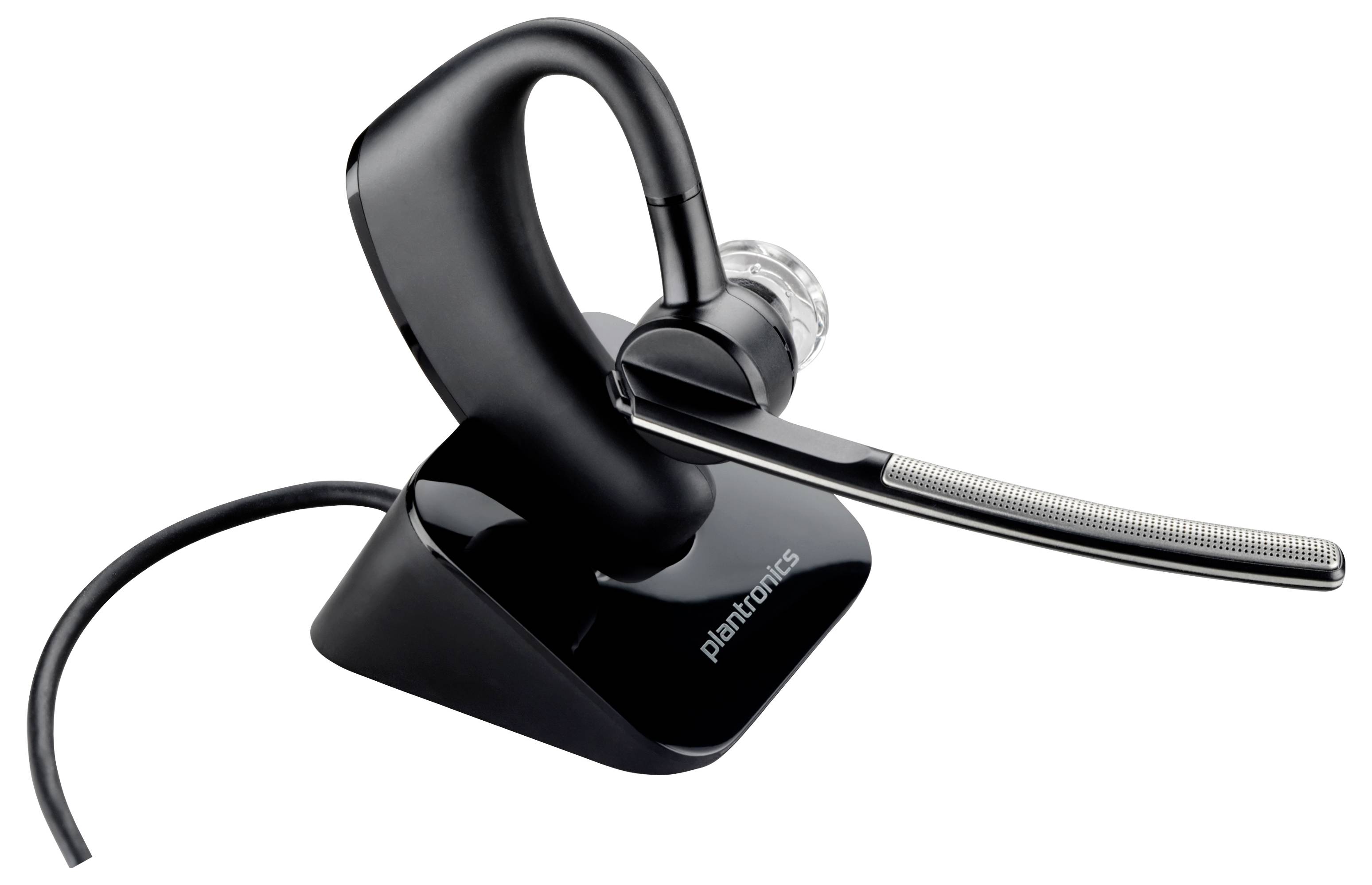Schwarzes Plantronics-Headset auf Ladegerät, mit Boom-Mikrofon und Kabel auf weißem Hintergrund.